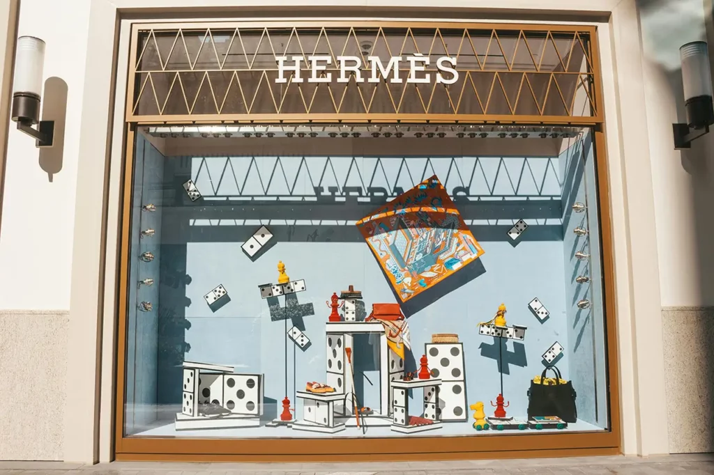 Hermès window display with emotional and avant-garde design Hermès window display inspired by cutting-edge visual merchandising trends